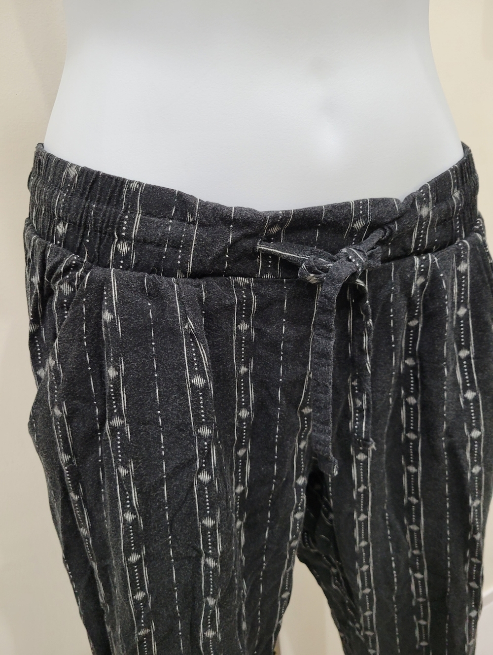 2/$20 Streetwear Society Black & White Pattern Casual Pant Size: Small - Picture 2 of 11